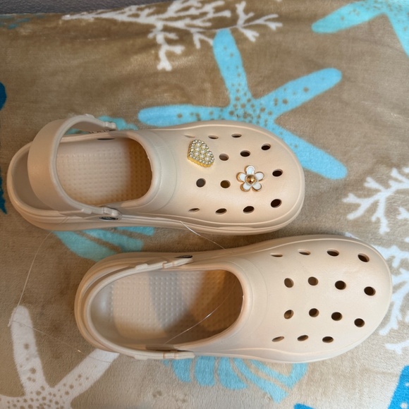 Khaki Casual Clogs with decorative charms/Jibbitz~Size 8-8.5 or 40-41~NEW - Picture 3 of 16